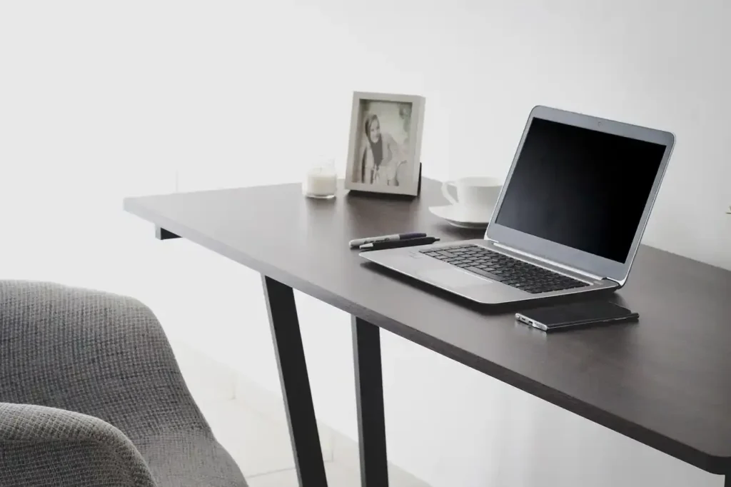 Minimalist Office Ideas: Stylish & Clutter-Free Workspaces 2 Technology Integration in Minimalist Offices