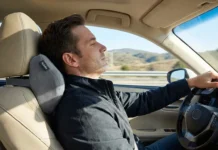 Aukee Memory Foam Car Neck Pillow Reviews: Is It Worth It? Driver using Aukee memory foam car neck pillow in a modern car seat during a comfortable road trip, showing ergonomic neck support and relaxed driving posture.
